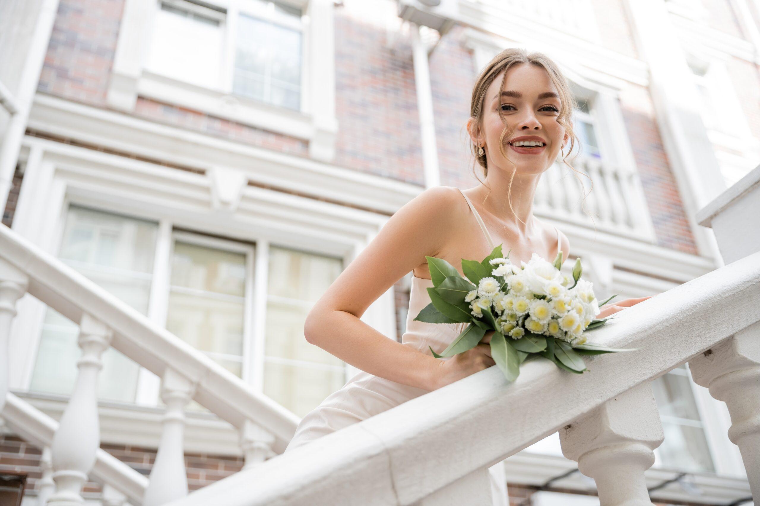 結婚式に芸人を呼ぶ！】盛り上がりのポイントと費用、呼ぶ方法まとめ